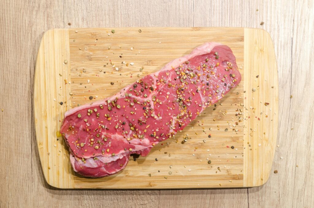 Deset BBQ jelovnika s govedinom prikazanih kroz ukusne vizuale, naglašavajući raznolike recepte i ideje za roštiljanje.