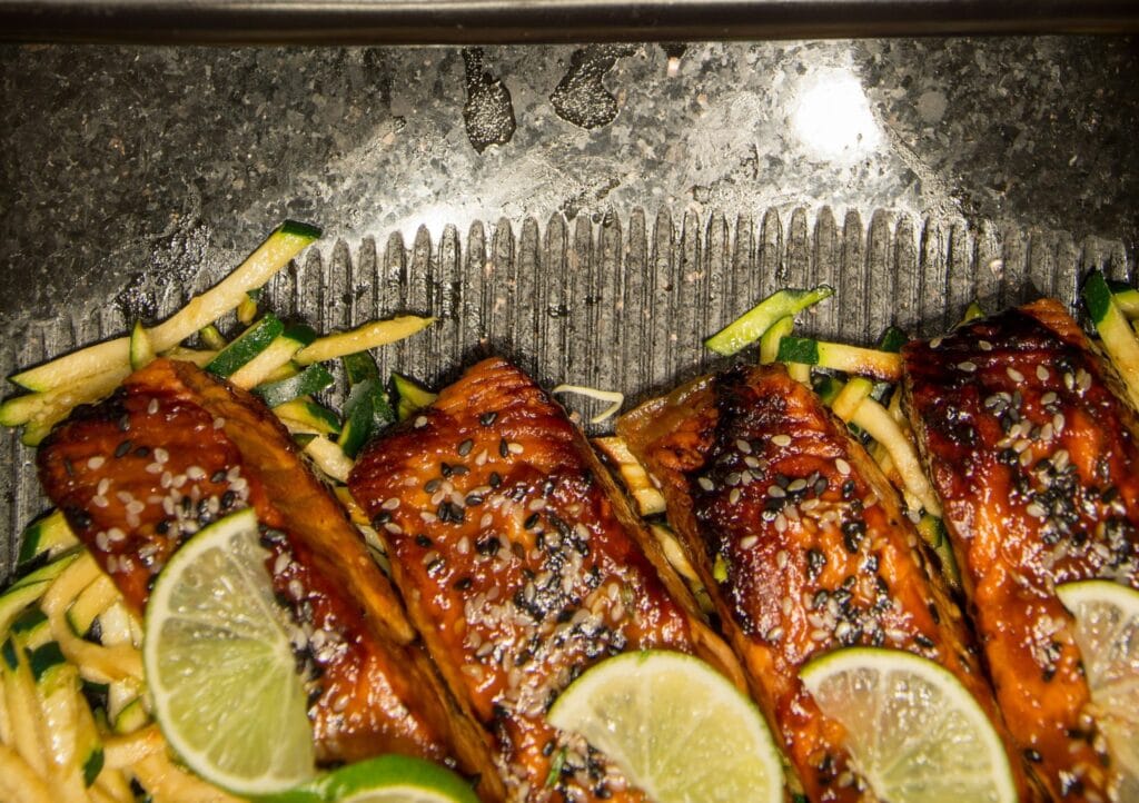 Teriyaki losos na roštilju prikazan kao sočno i aromatično jelo, idealno za brzu i ukusnu BBQ pripremu.