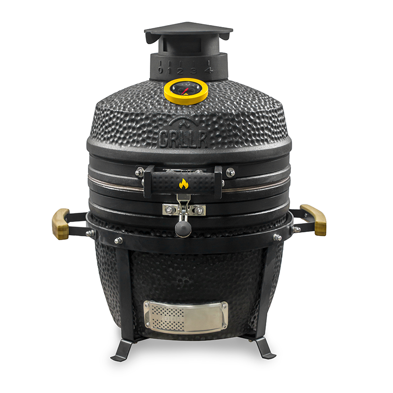 GRLLR Ember 16-inch kamado na stalku prikazan u elegantnom vanjskom prostoru, naglašavajući kompaktan dizajn i funkcionalnost.