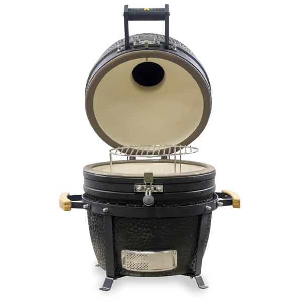 GRLLR Ember 16-inch kamado na stalku prikazan u elegantnom vanjskom prostoru, naglašavajući kompaktan dizajn i funkcionalnost.